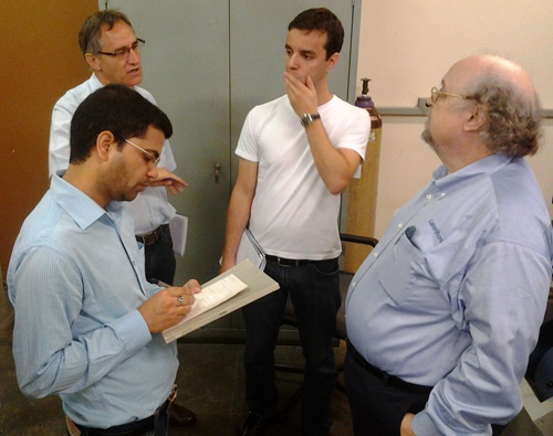 Jeff discusses VSM measurements with members of the Institute of Physics at USP.