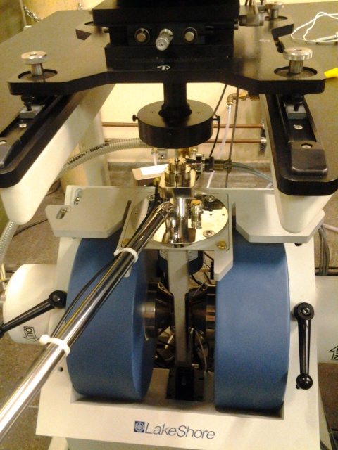cryostat mounted on a VSM